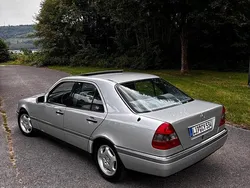 Silber Gebraucht 1995 Mercedes C180 Elegance Limousine | 5.000 €