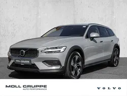 Vapour grey / metallic Gebraucht 2023 Volvo V60 CC Plus Kombi | 35.980 € (Superpreis)