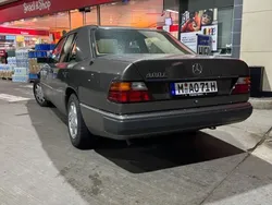 Grau Gebraucht 1992 Mercedes E420 Limousine | 18.500 €