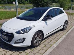 Weiß Gebraucht 2015 Hyundai i30 Trend Limousine | 13.000 € (Teuer)