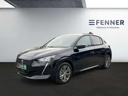 Lackierung schwarz perla nera/ Gebraucht 2023 Peugeot e-208 Allure Kleinwagen | 26.990 € (Teuer)