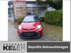 Chili red perleffekt/ night sky black Gebraucht 2024 Toyota Aygo Basis Kleinwagen | 18.680 € (Fairer Preis)