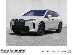 Dune grey metallic Neu 2025 BMW iX M Sport SUV | 99.970 € (Fairer Preis)