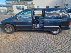 Schwarz Gebraucht 1999 Chrysler Voyager Van / Kleinbus | 800 €