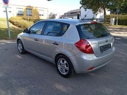 Grau Gebraucht 2009 Kia Ceed Attract Limousine | 2.750 € (Superpreis)