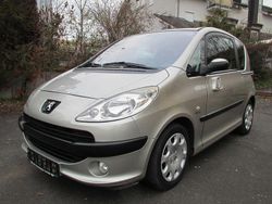 Grau Gebraucht 2005 Peugeot 1007 Premium Van / Kleinbus | 2.850 € (Fairer Preis)