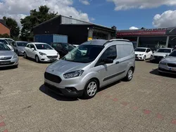 Silber Gebraucht 2018 Ford Tourneo Courier Van / Kleinbus | 11.490 € (Guter Preis)