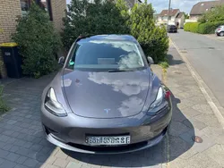 Grau Gebraucht 2021 Tesla Model 3 Standard Range Plus Limousine | 25.900 € (Fairer Preis)