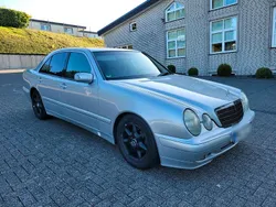Silber Gebraucht 2000 Mercedes E220 Limousine | 3.999 € (Teuer)