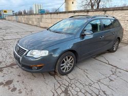 Grau Gebraucht 2010 VW Passat Kombi | 2.888 € (Guter Preis)