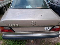Braun Gebraucht 1991 Mercedes E250 Limousine | 5.500 €