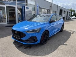 Blau (azura blue metallic) Gebraucht 2024 Ford Focus ST Limousine | 44.900 €