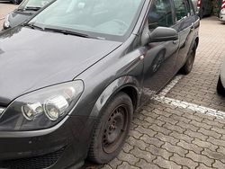 Grau Gebraucht 2009 Opel Astra Kleinwagen | 2.600 € (Fairer Preis)