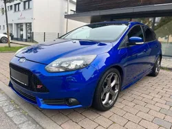 Blau Gebraucht 2014 Ford Focus ST Limousine | 14.990 €