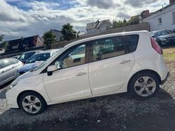Weiß Gebraucht 2010 Renault Scénic III Dynamique Van / Kleinbus | 3.200 € (Fairer Preis)
