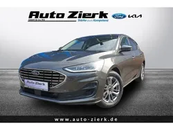 Grau Gebraucht 2024 Ford Focus Titanium Limousine | 25.490 € (Fairer Preis)