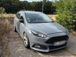 Grau Gebraucht 2015 Ford Focus ST Kombi | 15.000 € (Teuer)