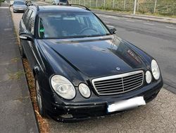 Schwarz Gebraucht 2003 Mercedes E220 Kombi | 1.200 €