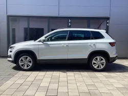 Moonwhite perleffekt Gebraucht 2024 Skoda Karoq Selection SUV | 31.950 € (Fairer Preis)