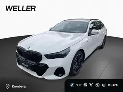 Alpinweiss iii (weiß) Gebraucht 2024 BMW 520 M Sport Kombi | 53.850 € (Superpreis)