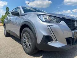 Grau artense metallic Gebraucht 2023 Peugeot 2008 Active SUV | 23.900 € (Fairer Preis)