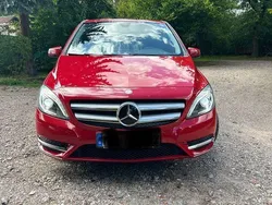 Rot Gebraucht 2013 Mercedes B200 Van / Kleinbus | 12.000 € (Fairer Preis)