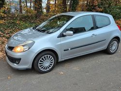 Grau Gebraucht 2007 Renault Clio II Kleinwagen | 2.500 € (Etwas zu teuer)