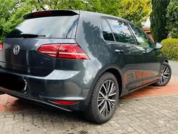 Schwarz Gebraucht 2016 VW Golf VII Allstar Limousine | 12.200 € (Etwas zu teuer)