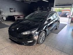 Schwarz Gebraucht 2018 Ford Focus ST-Line Kombi | 9.999 € (Fairer Preis)