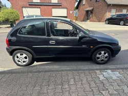 Schwarz Gebraucht 2000 Opel Corsa Limousine | 900 € (Guter Preis)