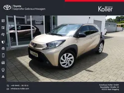 Ginger beige metallic/ black Gebraucht 2023 Toyota Aygo Pulse Kleinwagen | 12.999 €