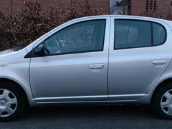 Silber Gebraucht 2005 Toyota Yaris Kleinwagen | 2.400 € (Fairer Preis)