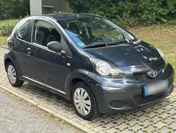 Grau Gebraucht 2009 Toyota Aygo Kleinwagen | 1.990 € (Fairer Preis)