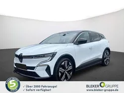 Weiss 369 + schwarz gne Gebraucht 2022 Renault Mégane Iconic Limousine | 28.880 € (Fairer Preis)