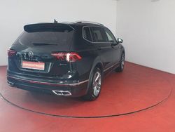 Deep black perleffekt (metallic) Gebraucht 2024 VW Tiguan Allspace R-line SUV | 39.949 € (Fairer Preis)