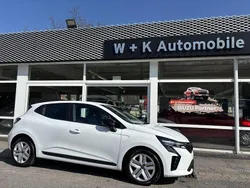 Weiß Gebraucht 2024 Renault Clio V Evolution Limousine | 15.899 € (Guter Preis)