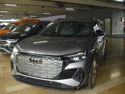 Grau Gebraucht 2021 Audi Q4 e-tron S-Line SUV | 44.900 € (Teuer)