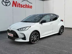 Grau Neu 2024 Toyota Yaris Hybrid Sport Limousine | 29.990 € (Guter Preis)