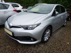 Silber Gebraucht 2016 Toyota Auris Design Limousine | 13.860 € (Etwas zu teuer)
