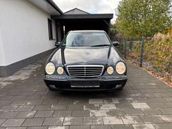 Blau Gebraucht 1999 Mercedes E240 Avantgarde Limousine | 6.000 € (Teuer)