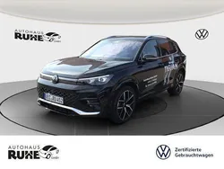 Deep black Gebraucht 2024 VW Tiguan R-line SUV | 44.490 €