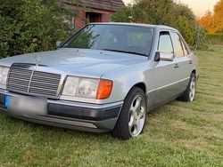 Silber Gebraucht 1991 Mercedes E230 Limousine | 7.000 €