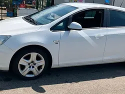 Weiß Gebraucht 2012 Opel Astra Limousine | 3.800 € (Guter Preis)