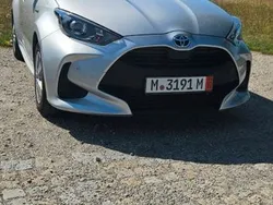 Silber Gebraucht 2020 Toyota Yaris Hybrid Comfort Limousine | 14.600 € (Fairer Preis)