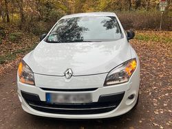 Weiß Gebraucht 2011 Renault Mégane III Limousine | 3.950 € (Fairer Preis)