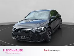 Mythosschwarz metallic Neu 2025 Audi A1 Sportback S-Line Kleinwagen | 38.990 € (Etwas zu teuer)