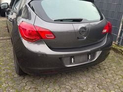 Grau Gebraucht 2012 Opel Astra Kleinwagen | 3.200 € (Guter Preis)