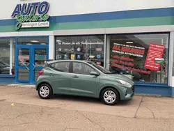 Mangrove green met Gebraucht 2024 Hyundai i10 Comfort Kleinwagen | 16.490 € (Fairer Preis)