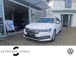 Weiß Gebraucht 2020 Skoda Superb Ambition Kombi | 19.980 € (Fairer Preis)
