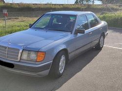 Blau Gebraucht 1986 Mercedes E300 Limousine | 19.999 €
